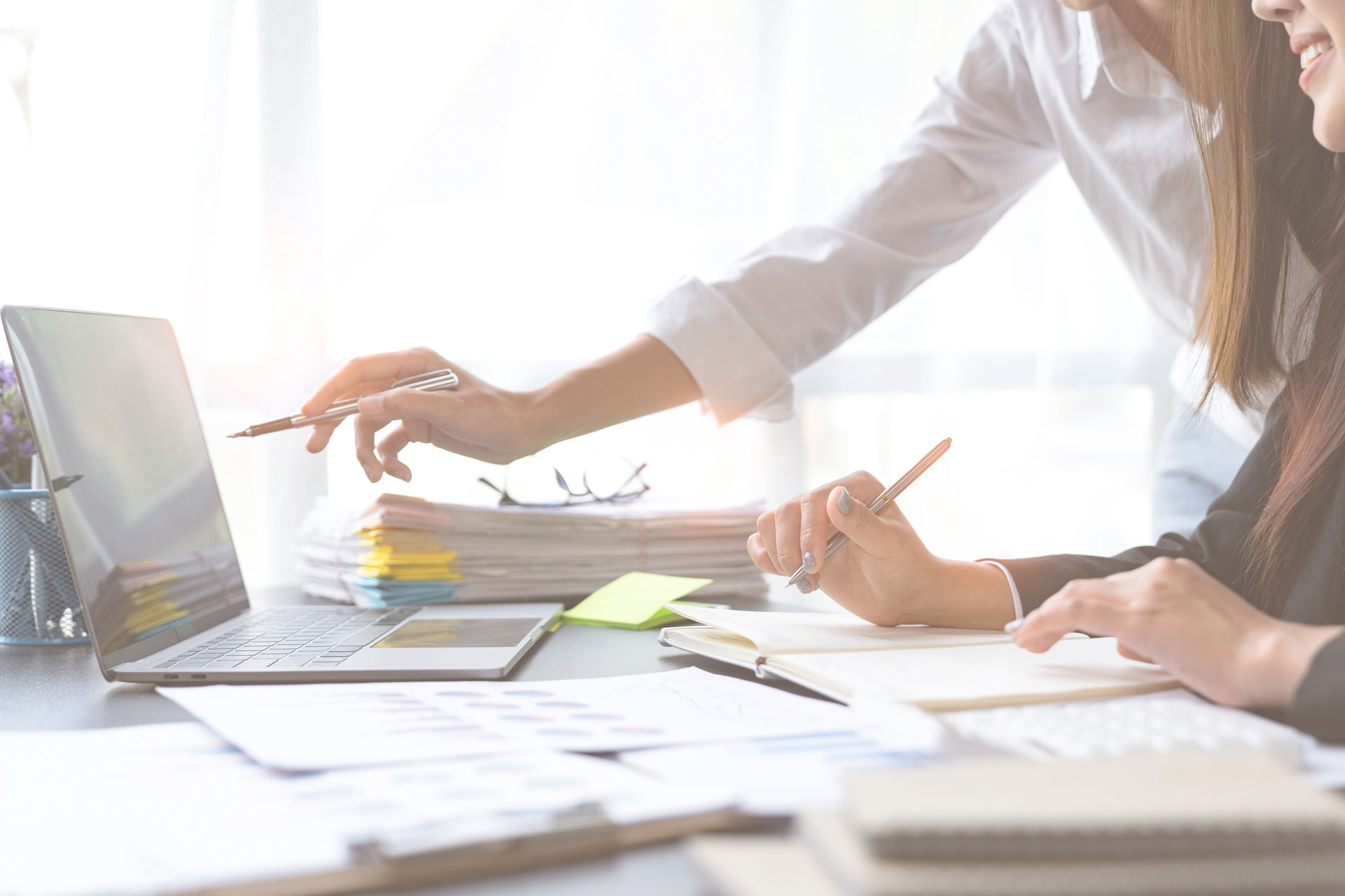 teamwork-process-young-business-managers-crew-work